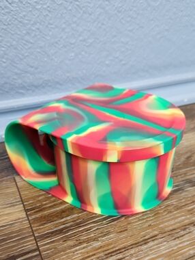 NWOT Silipint 30 oz Hibiscus Lidded Go Go Bowl Red Green Yellow Orange